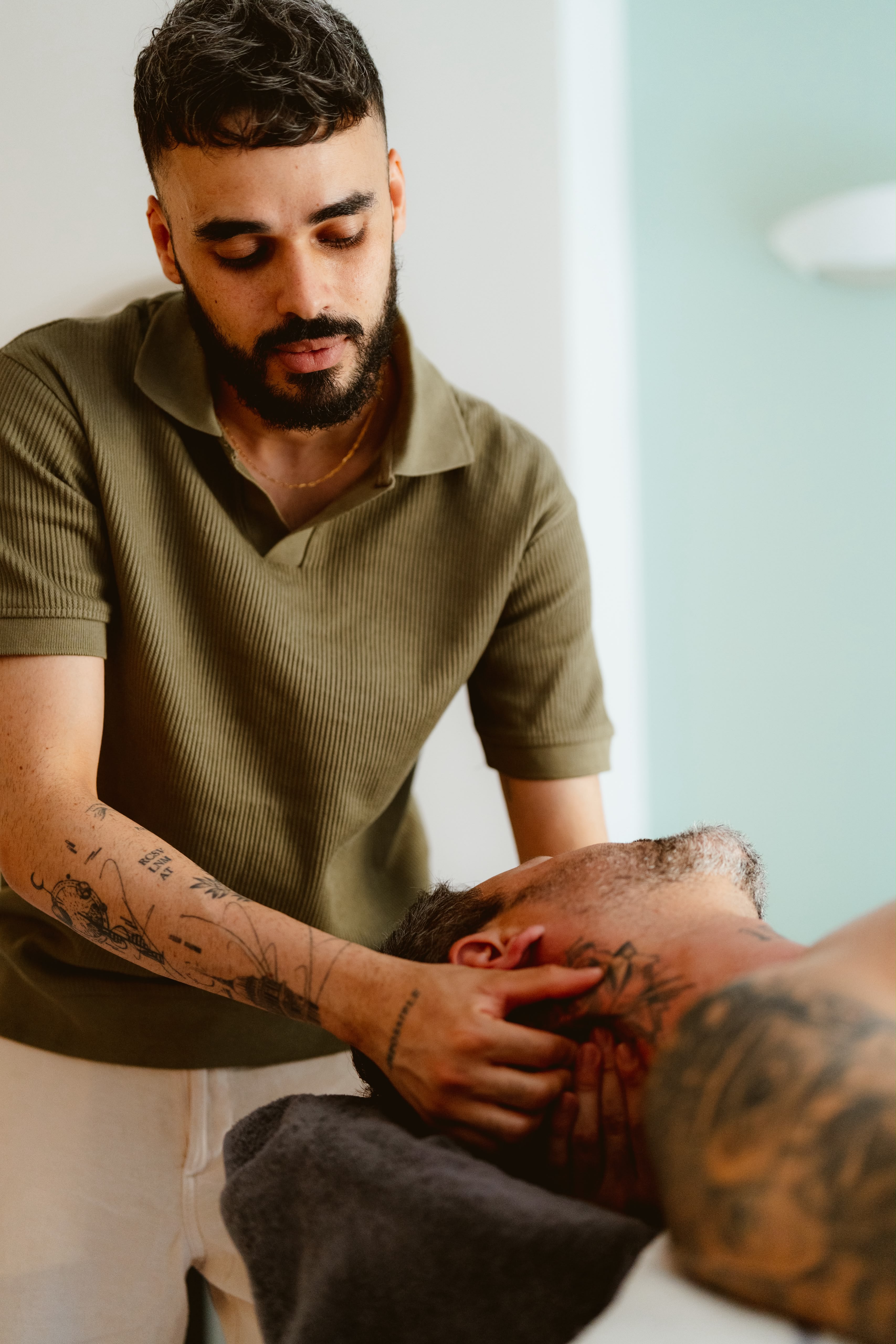 Massage treatment by Matheus Pires