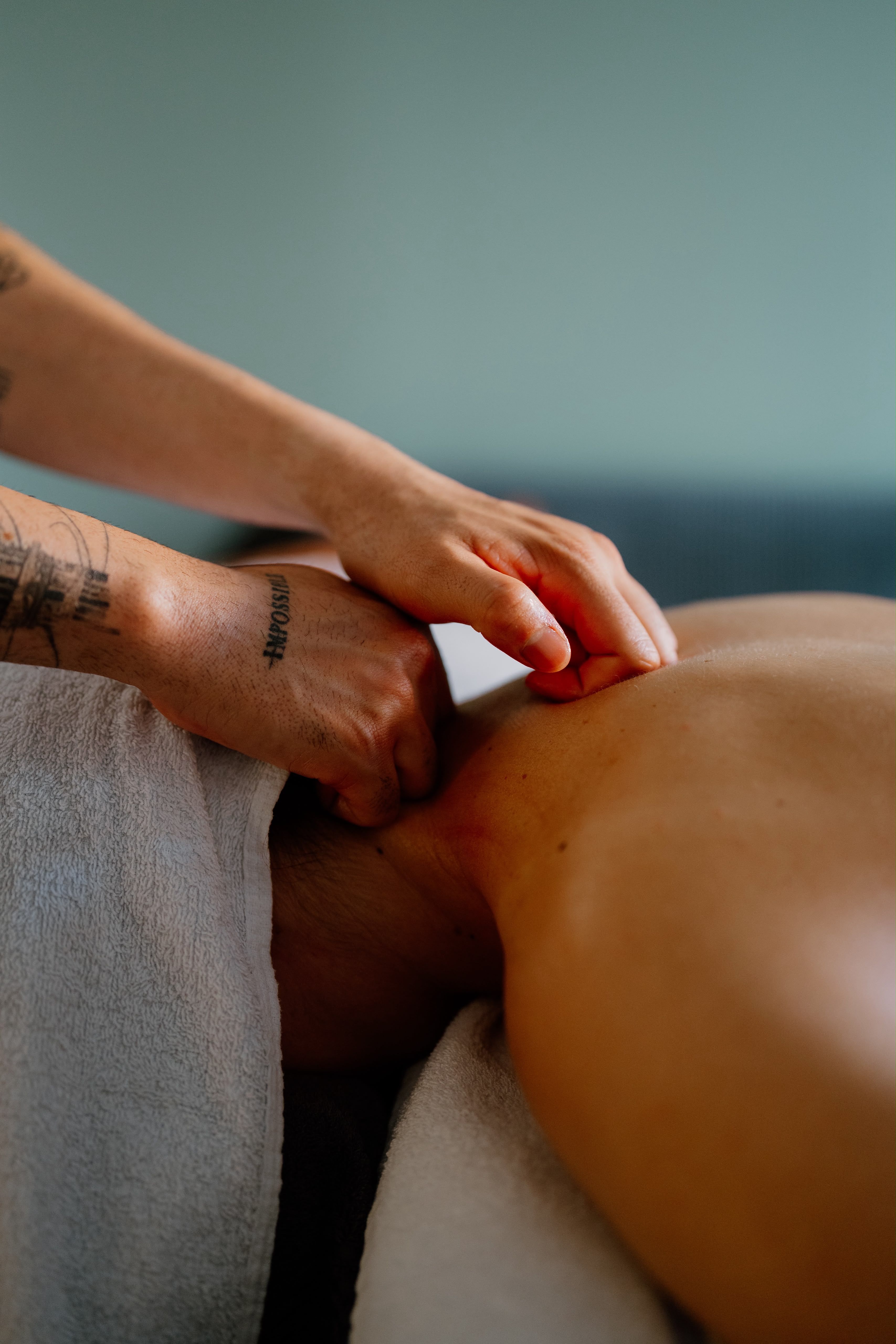 Massage treatment by Matheus Pires